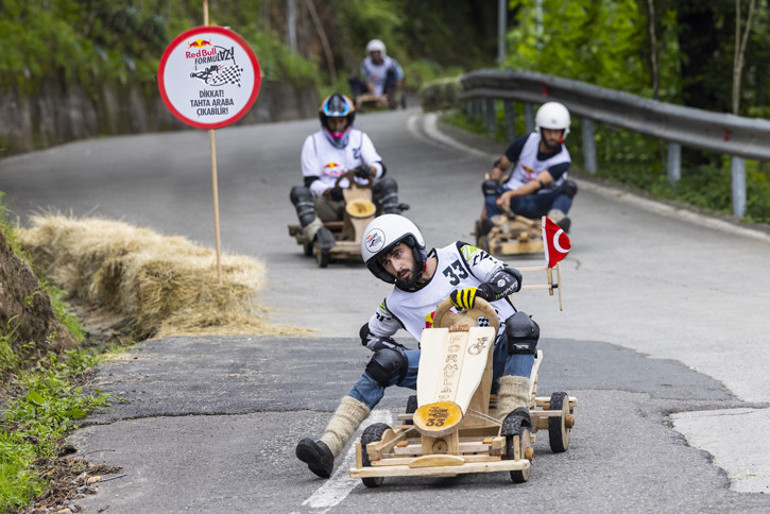 Tahta arabaların yarışı Red Bull Formulaz Ardeşen’de fırtına gibi esti
