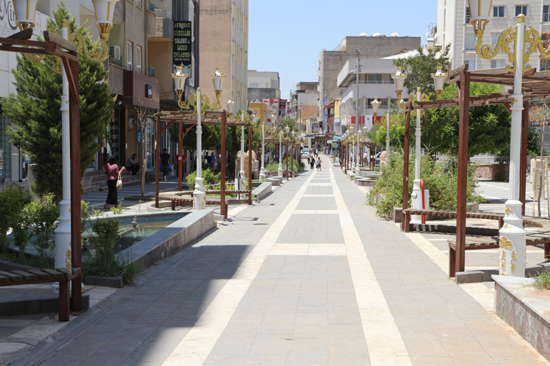 Güneydoğu’da 40 dereceyi aşan sıcaklar... Yollar boşaldı, süs havuzları doldu