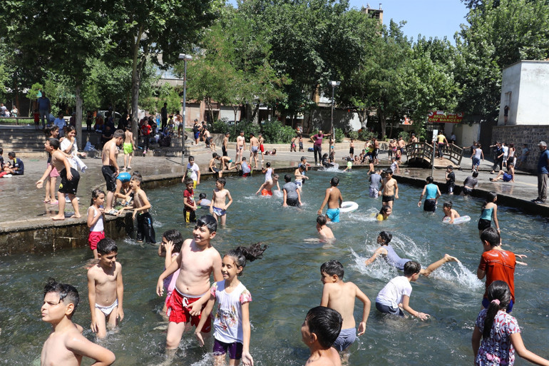 Güneydoğu’da 40 dereceyi aşan sıcaklar... Yollar boşaldı, süs havuzları doldu