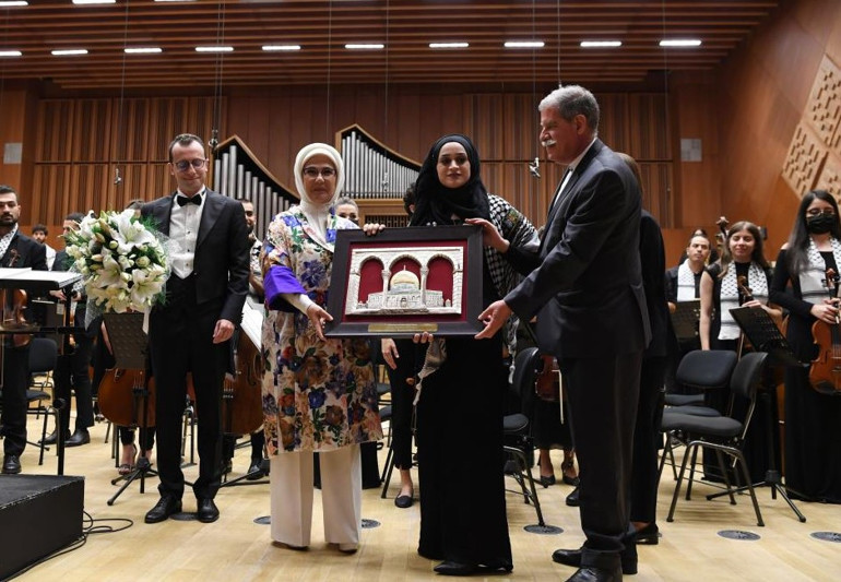 Emine Erdoğan, Filistin Gençlik Orkestrası ve CSO sanatçılarının “Barış Konseri”ni izledi