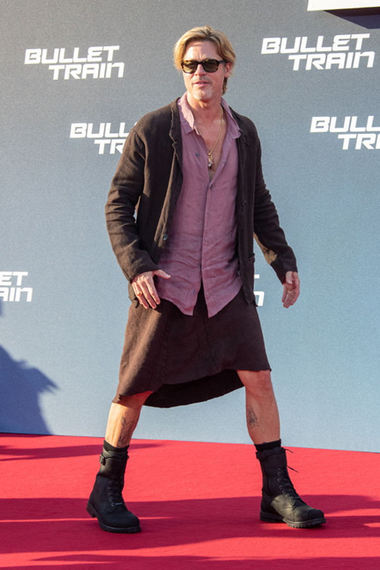 Brad Pitt film galasına etek giyip gitti