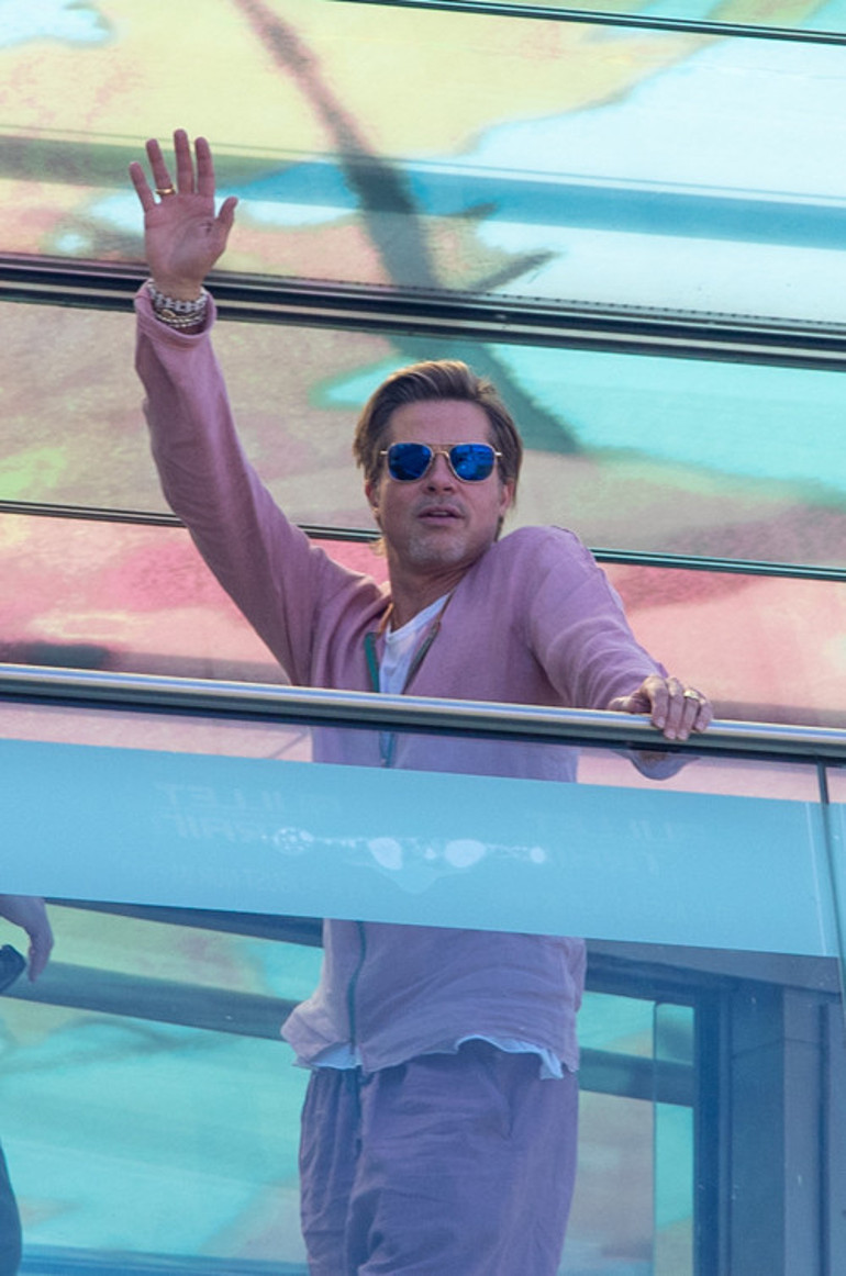 Brad Pitt film galasına etek giyip gitti