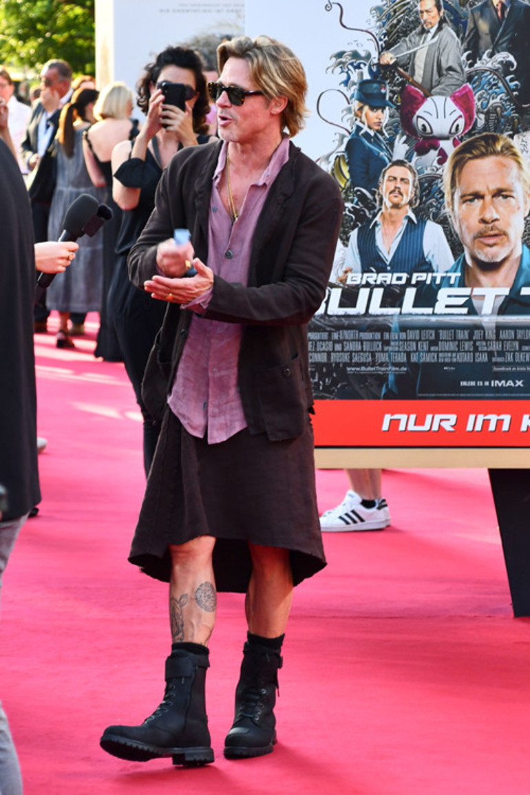 Brad Pitt film galasına etek giyip gitti