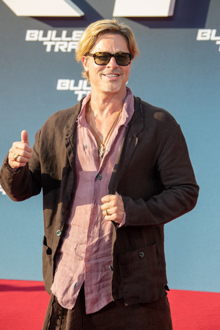 Brad Pitt film galasına etek giyip gitti