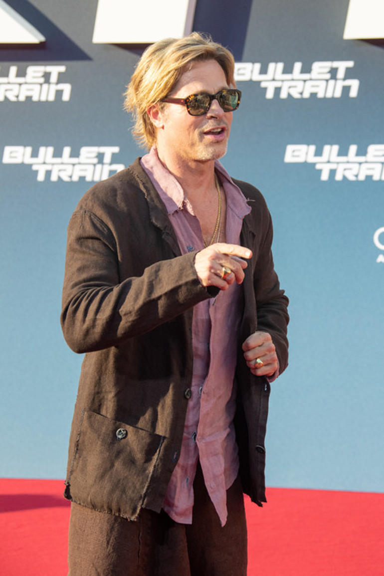 Brad Pitt film galasına etek giyip gitti