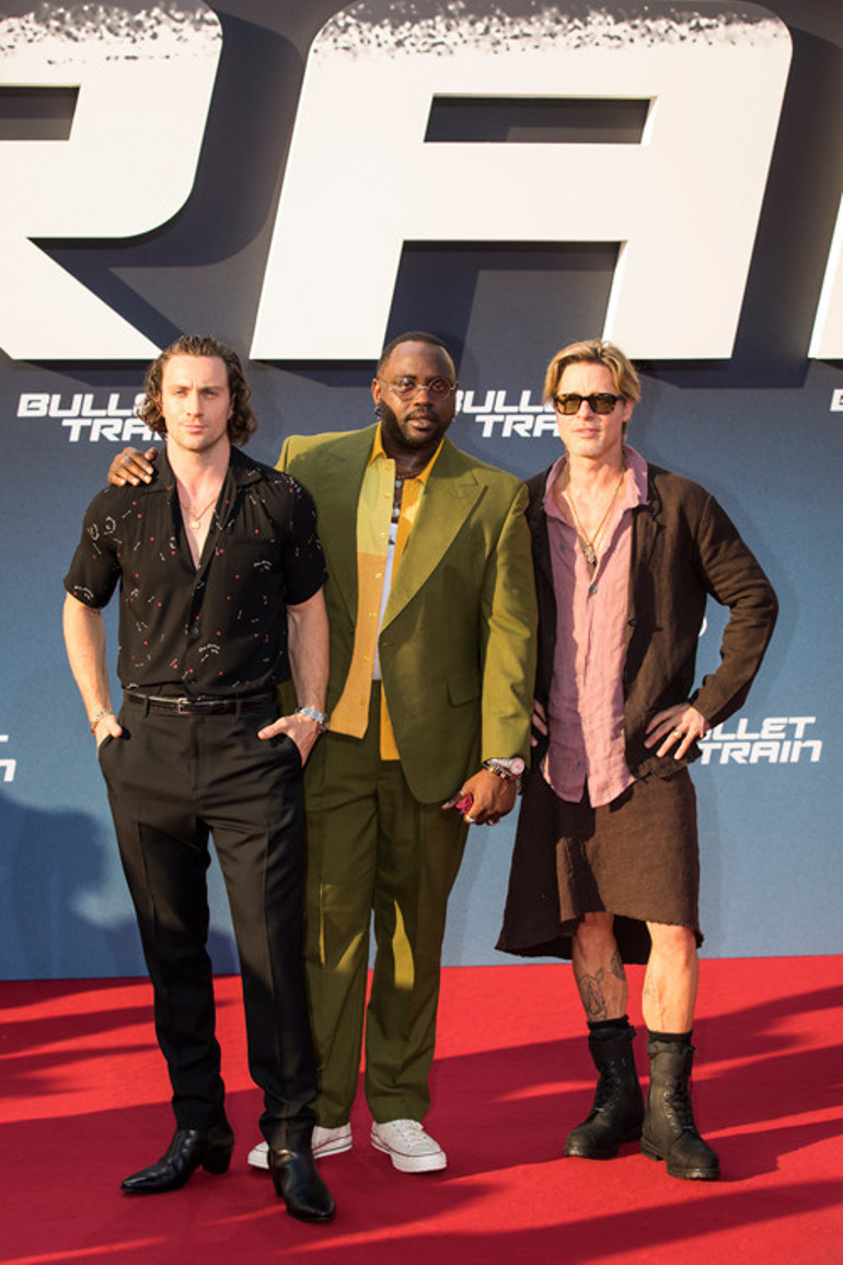 Brad Pitt film galasına etek giyip gitti