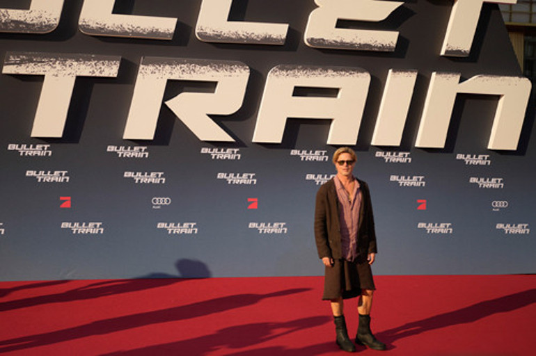 Brad Pitt film galasına etek giyip gitti