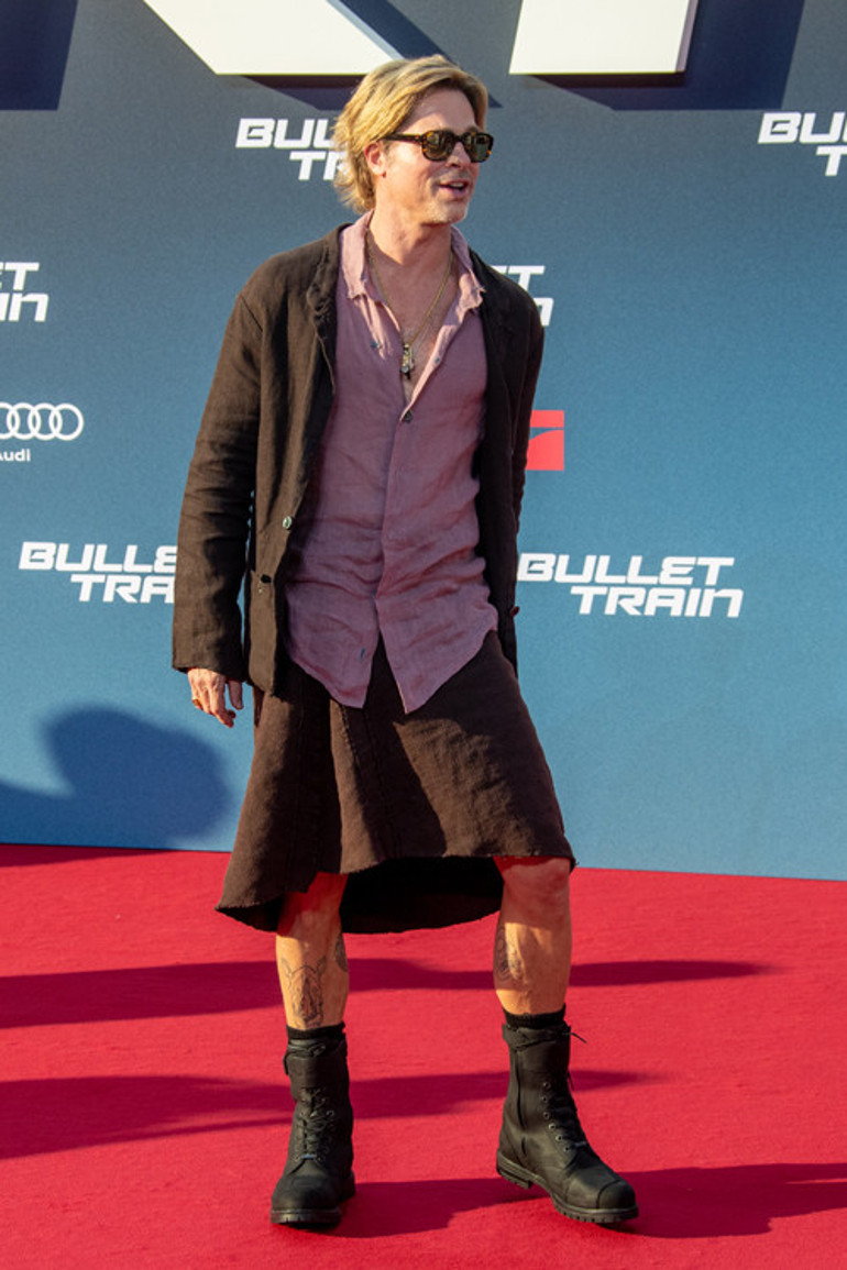 Brad Pitt film galasına etek giyip gitti