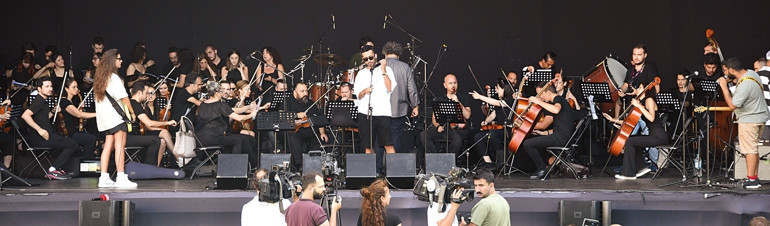 100 kişilik senfoni orkestrasıyla buluşuyor