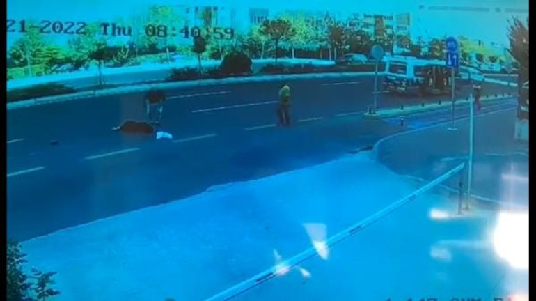 Kapısı açık ilerleyen minibüsten düştü: Ankarada korku dolu anlar