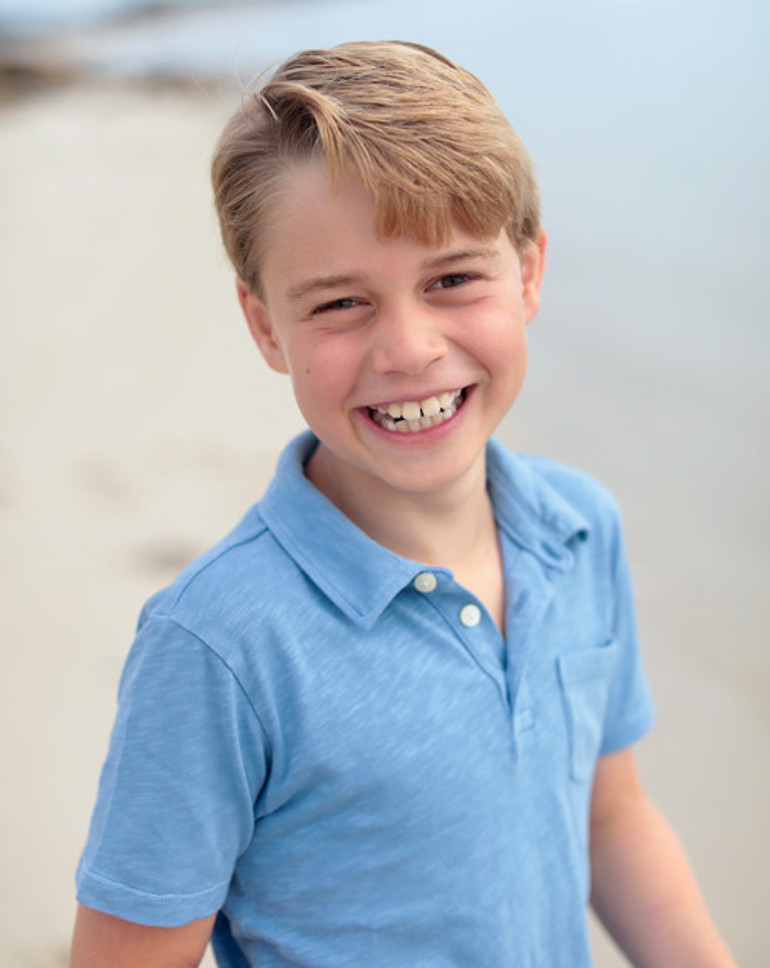 Prens George 9 yaşında: Kısa pantolondan takım elbiseye