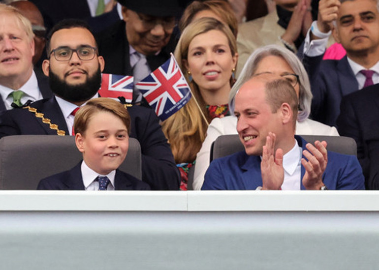 Prens George 9 yaşında: Kısa pantolondan takım elbiseye