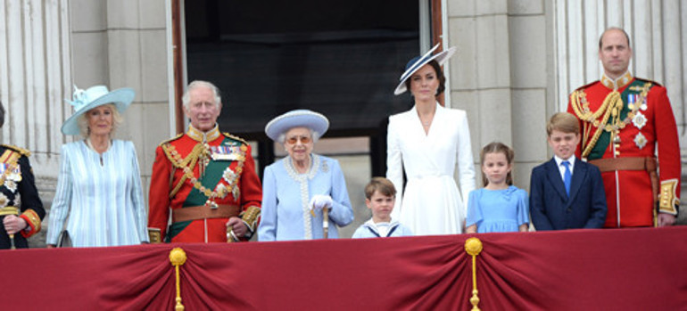 Prens George 9 yaşında: Kısa pantolondan takım elbiseye