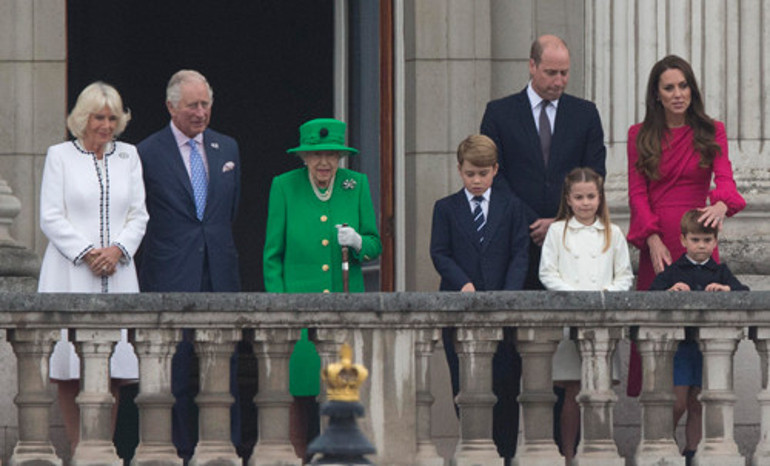 Prens George 9 yaşında: Kısa pantolondan takım elbiseye