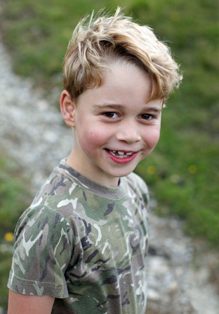 Prens George 9 yaşında: Kısa pantolondan takım elbiseye