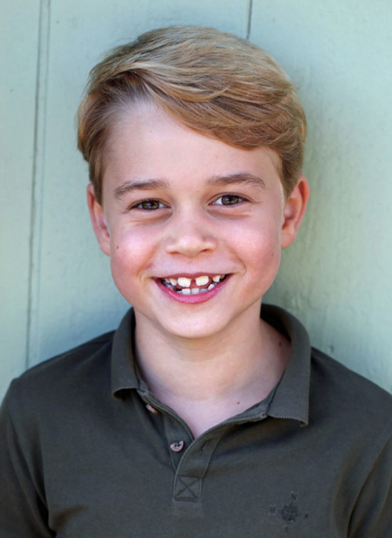 Prens George 9 yaşında: Kısa pantolondan takım elbiseye