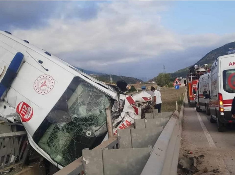 Hasta taşıyan ambulans bariyerlere çarptı: 1 ölü, 3 yaralı