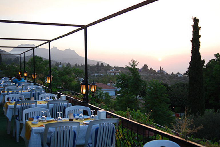 Kuzey Kıbrıs’ta romantik bir köşe “Bellapais”