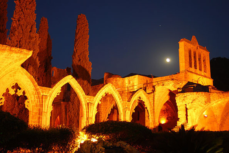 Kuzey Kıbrıs’ta romantik bir köşe “Bellapais”