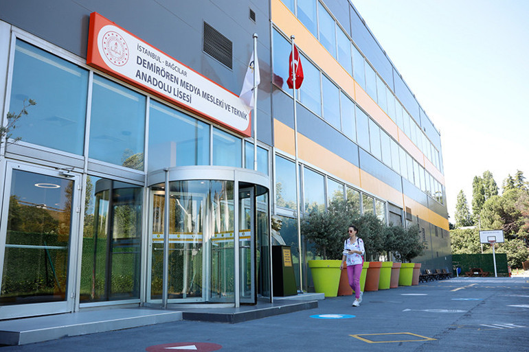 Demirören Medya Mesleki ve Teknik Anadolu Lisesi’nden tarihi başarı... Tercih diliminde birçok Fen Lisesini geride bıraktı