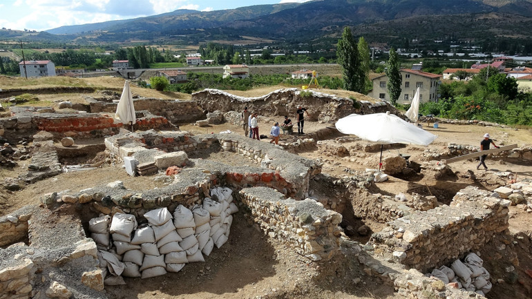 Helenistik döneme ait tapınak gün yüzüne çıkartılıyor