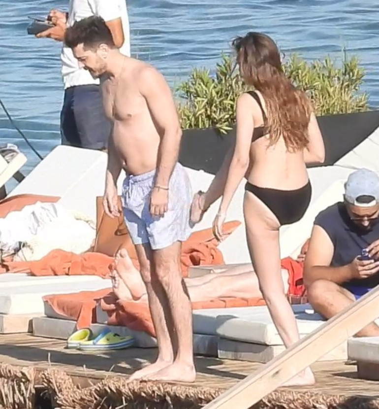 İskelede romantizm Ünlü çift tatile çıktı...