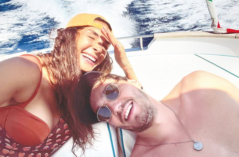 İskelede romantizm Ünlü çift tatile çıktı...