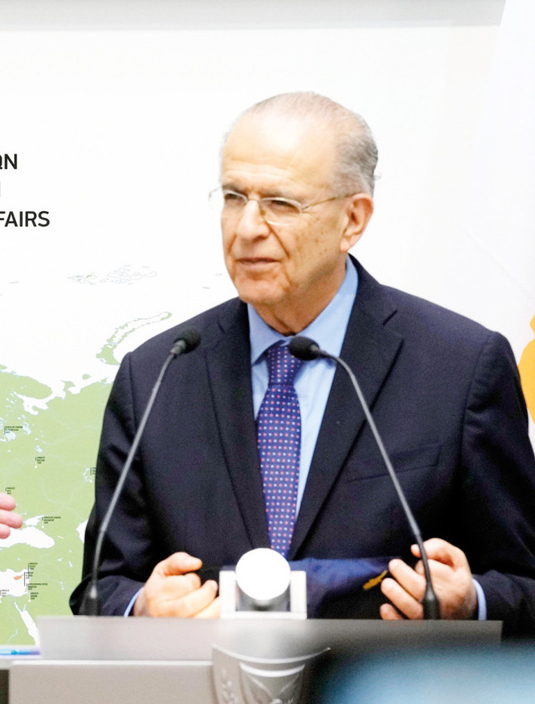 Dendias, Anastasiadis’e koştu: Eyvah Abdülhamid Han geliyor