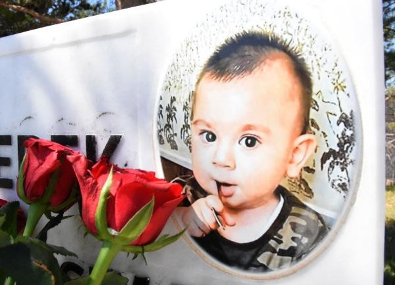 Şehit Bedirhan bebek ve annesi Nurcan Karakaya mezarları başında anıldı