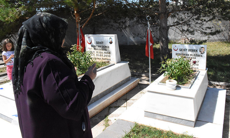 Şehit Bedirhan bebek ve annesi Nurcan Karakaya mezarları başında anıldı