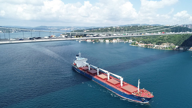 Dünyanın izlediği yolculuk... İlk tahıl gemisi İstanbul Boğazından uğurlandı