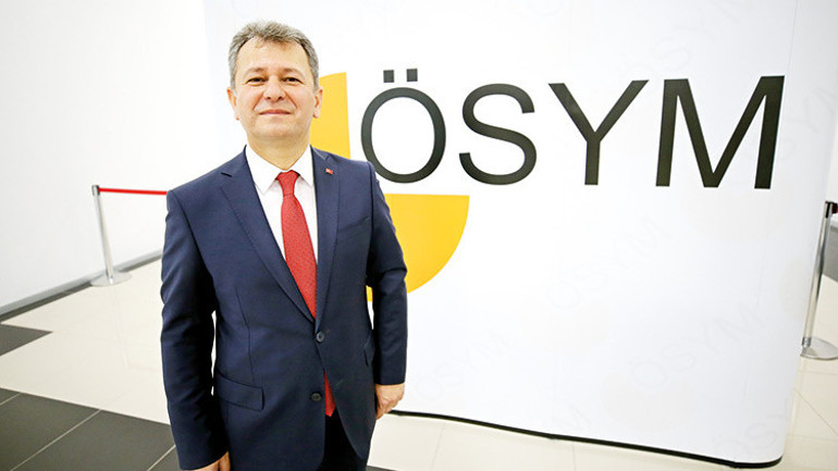En paçoz gelenek: Garsonun başına şampanya dökmek