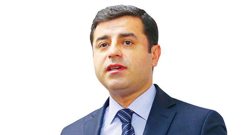 En paçoz gelenek: Garsonun başına şampanya dökmek