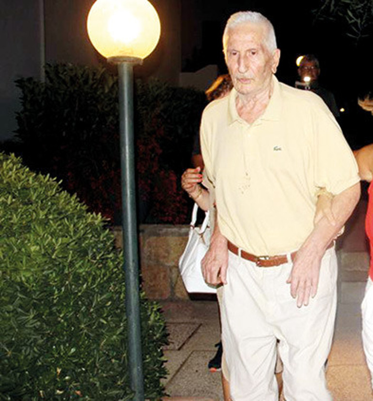 En paçoz gelenek: Garsonun başına şampanya dökmek