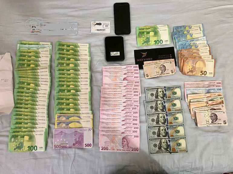 İzmirde 3 eski üsteğmen sahte kimlikle gaybubet evinde yakalandı