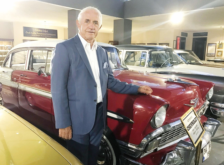 İlk koltuk takımını saklayan patron
