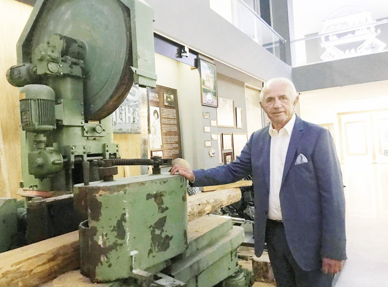 İlk koltuk takımını saklayan patron