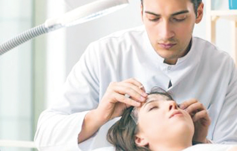 Feminen yüz hatları için  özel operasyon