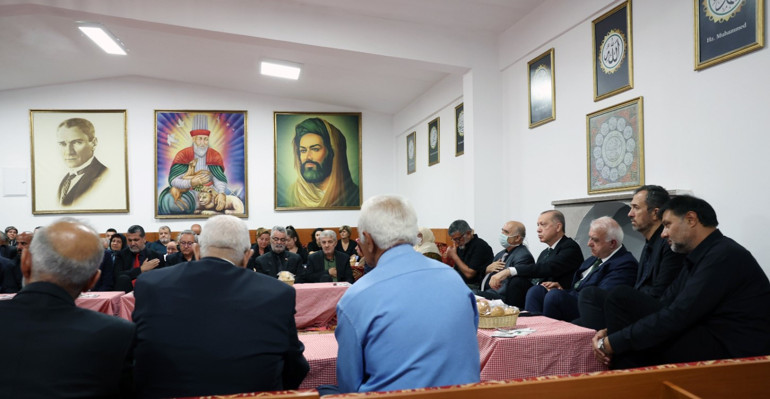 Cumhurbaşkanı Erdoğandan Hüseyin Gazi Cemevine kritik ziyaret Muharrem Ayı iftarına katıldı