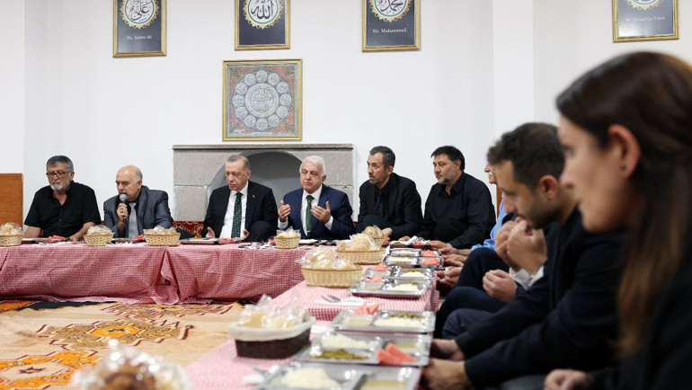 Cumhurbaşkanı Erdoğandan Hüseyin Gazi Cemevine kritik ziyaret Muharrem Ayı iftarına katıldı