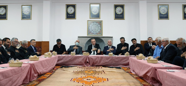 Cumhurbaşkanı Erdoğandan Hüseyin Gazi Cemevine kritik ziyaret Muharrem Ayı iftarına katıldı
