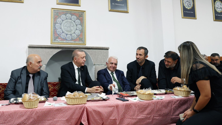 Cumhurbaşkanı Erdoğandan Hüseyin Gazi Cemevine kritik ziyaret Muharrem Ayı iftarına katıldı