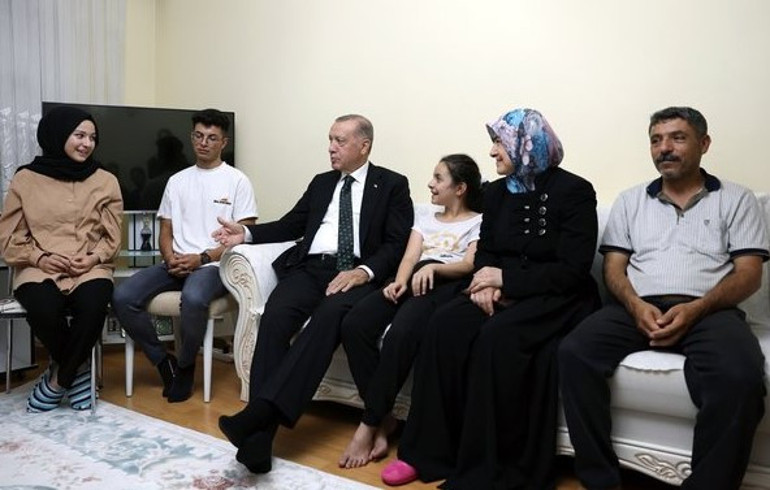 Cumhurbaşkanı Erdoğandan Hüseyin Gazi Cemevine kritik ziyaret Muharrem Ayı iftarına katıldı