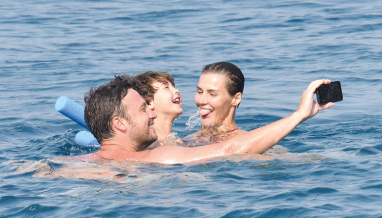 Hatice Şendil, eşi Burak Sağyaşar ve oğulları Can ile tatilde