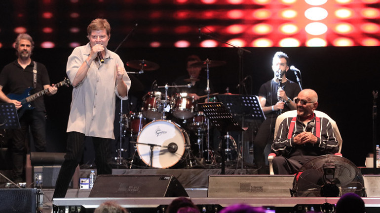 Alpay, 55. sanat yılında sevenleri ve sanatçı dostlarıyla sahnede