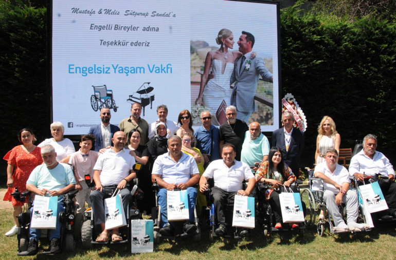 Mustafa Sandal ve Melis Sütşuruptan en güzel düğün hediyesi