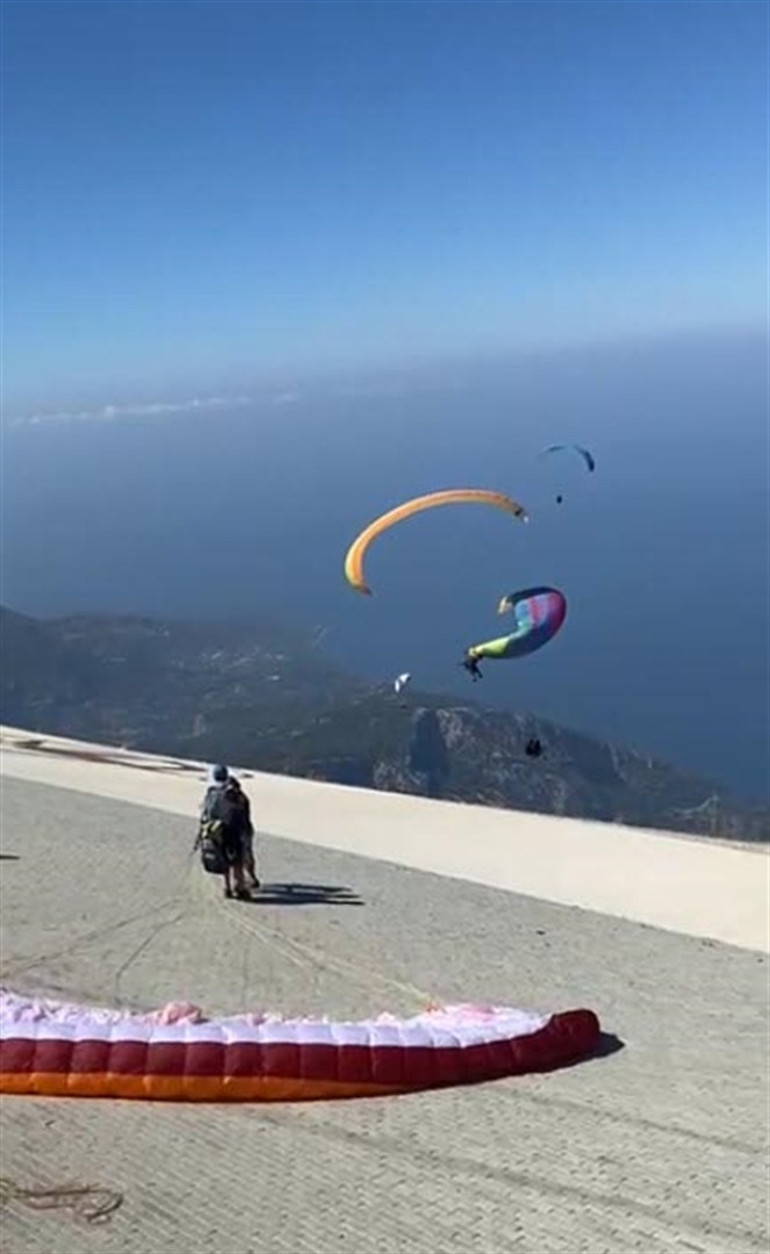 Yamaç paraşütü pilotları, havada çarpıştı O anlar kamerada