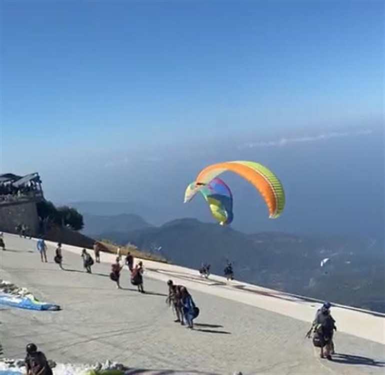 Yamaç paraşütü pilotları, havada çarpıştı O anlar kamerada
