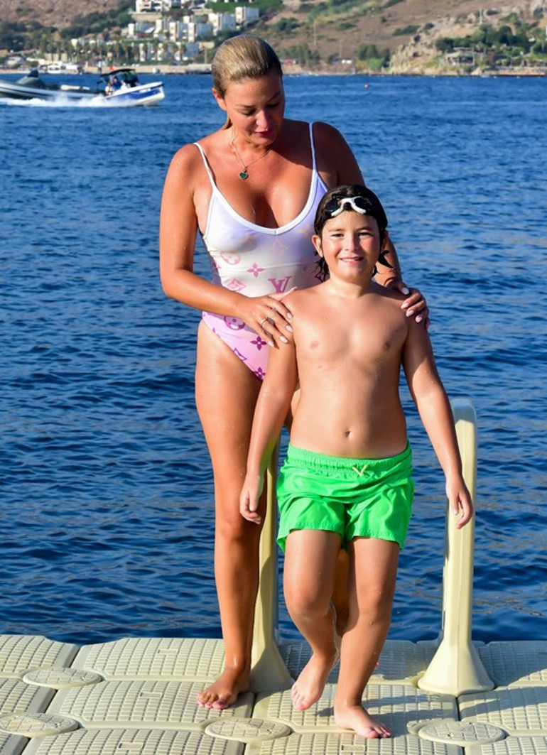 Cansu Derenin tekne tatili