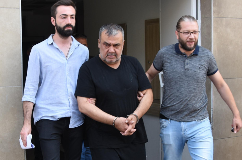 Şarkıcı Metin Işıktan komşularına silahlı saldırı Tüfekle kurşun yağdırdı